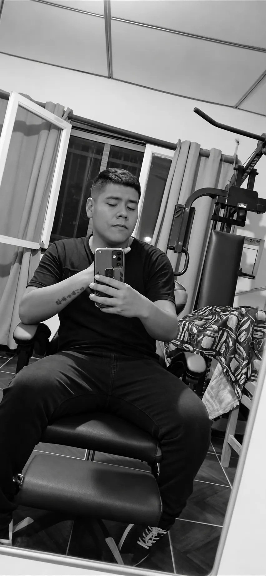 Barbero de Black Gotham perfilando una barba con navaja durante un turno
